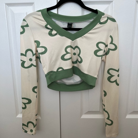 Shein size small floral print contrast trim crop long sleeve tee - Picture 2 of 2